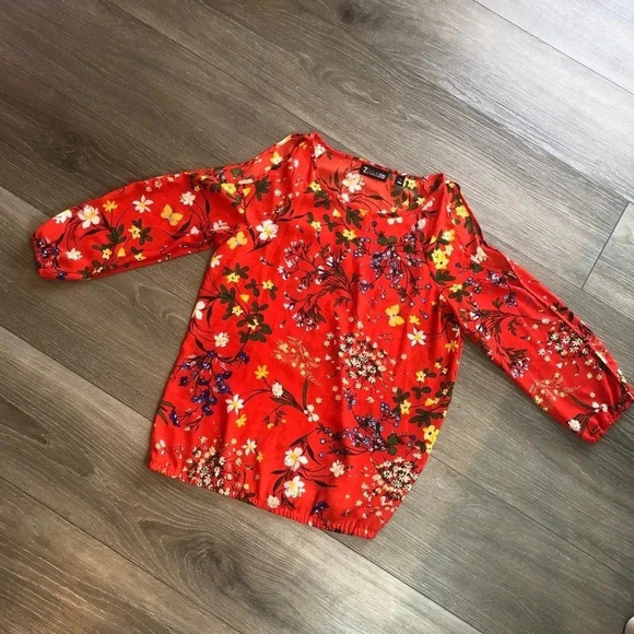 New York And Company Cold Shoulder Top Red Floral Lightweight Womens Size Small - Picture 2 of 14